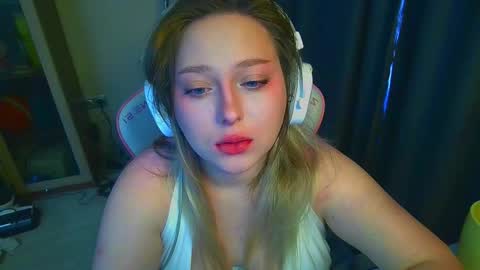 Snapshot of emiliaaah chatting on February 26, 9:19 am emiliaaah online show from February 26, 9:19 am