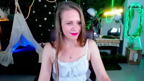 Snapshot of emiliabedy chatting on May 13, 9:17 am Emilia Bedy online show from May 13, 9:17 am