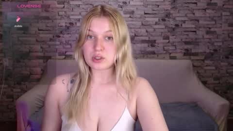 Snapshot of emiliaduchess chatting on April 3, 4:27 pm Amili online show from April 3, 4:27 pm