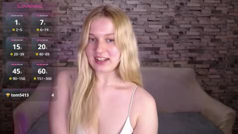 Snapshot of emiliaduchess chatting on April 13, 2:11 pm Amili online show from April 13, 2:11 pm