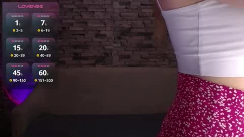 Snapshot of emiliaduchess chatting on April 28, 12:43 pm Amili online show from April 28, 12:43 pm