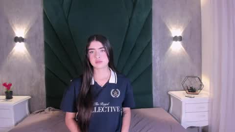 Snapshot of emiliclarke_ chatting on April 7, 11:32 am Emilie online show from April 7, 11:32 am