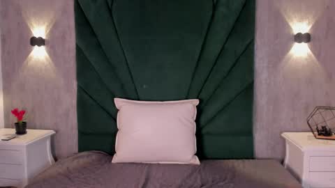 Snapshot of emiliclarke_ chatting on April 9, 1:49 pm Emilie online show from April 9, 1:49 pm