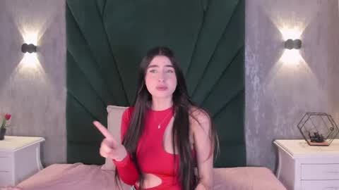 Snapshot of emiliclarke_ chatting on April 21, 12:11 pm Emilie online show from April 21, 12:11 pm