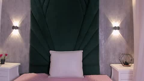 Snapshot of emiliclarke_ chatting on April 29, 12:31 pm Emilie online show from April 29, 12:31 pm