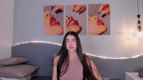 Snapshot of emiliclarke_ chatting on May 13, 12:13 pm Emilie online show from May 13, 12:13 pm
