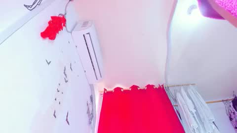 Snapshot of emilly_coper18 chatting on December 20, 2:24 pm emily online show from December 20, 2:24 pm