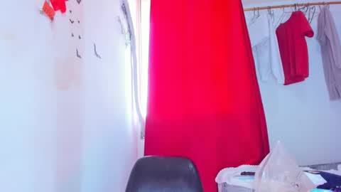 Snapshot of emilly_coper18 chatting on January 6, 1:59 pm emily online show from January 6, 1:59 pm