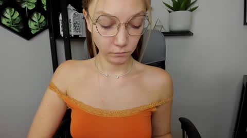 Emilly online show from January 2, 9:33 am