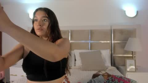Snapshot of emily__harper_ chatting on May 28, 12:24 pm Emily online show from May 28, 12:24 pm