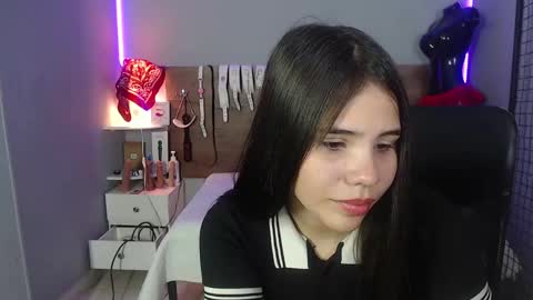 Snapshot of emily_beltonn chatting on December 5, 8:22 pm              online show from December 5, 8:22 pm