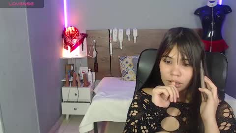 Snapshot of emily_beltonn chatting on December 24, 6:17 pm              online show from December 24, 6:17 pm