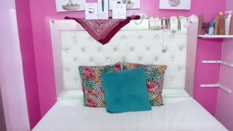 Snapshot of emily_beltonn chatting on December 31, 12:32 am              online show from December 31, 12:32 am