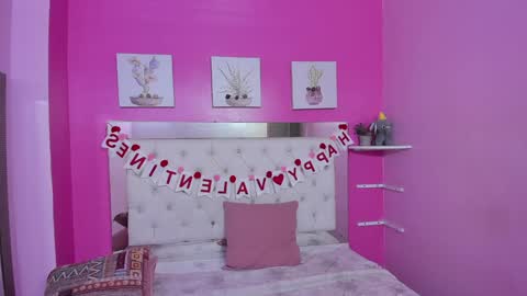 Snapshot of emily_beltonn chatting on February 6, 10:43 pm              online show from February 6, 10:43 pm