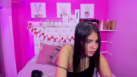 Snapshot of emily_beltonn chatting on February 9, 3:01 pm              online show from February 9, 3:01 pm