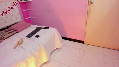 Snapshot of emily_beltonn chatting on February 12, 9:43 pm              online show from February 12, 9:43 pm