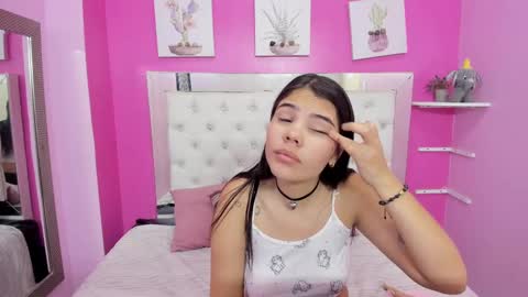 Snapshot of emily_beltonn chatting on February 23, 2:35 pm              online show from February 23, 2:35 pm