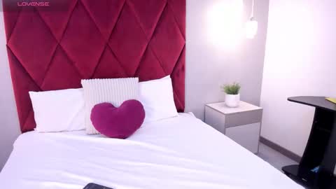 emily_clarkk_ online show from March 20, 8:14 pm