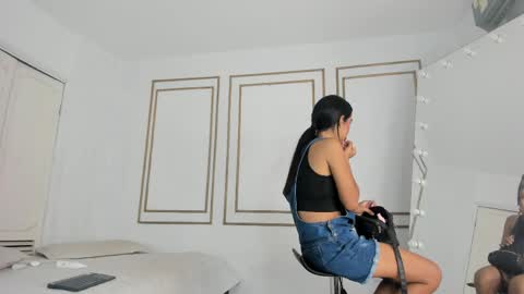 emily_gaviria1 online show from April 8, 12:16 pm