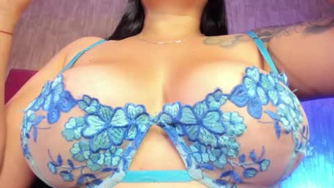 Snapshot of emily_klarence chatting on February 7, 7:17 pm Emily online show from February 7, 7:17 pm