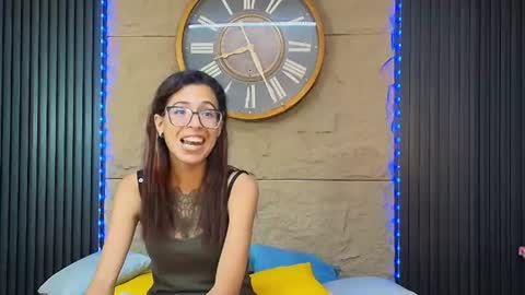 Snapshot of emily_loperaa chatting on June 18, 12:00 am Emily online show from June 18, 12:00 am