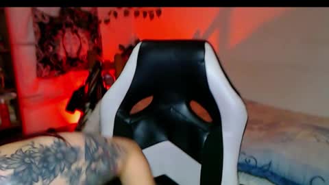 Snapshot of emily_mckey chatting on October 7, 12:19 am Emily online show from October 7, 12:19 am