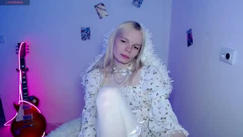 Snapshot of emily_nyaffe chatting on February 2, 3:33 pm Lia online show from February 2, 3:33 pm