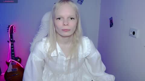 Snapshot of emily_nyaffe chatting on February 8, 9:34 am Lia online show from February 8, 9:34 am