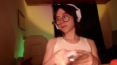 Snapshot of emily_pearl_ chatting on December 8, 1:35 am emily_pearl_ online show from December 8, 1:35 am