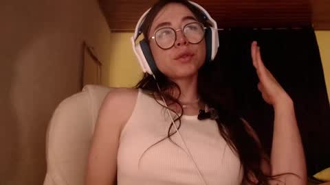 Snapshot of emily_pearl_ chatting on December 12, 11:58 pm emily_pearl_ online show from December 12, 11:58 pm