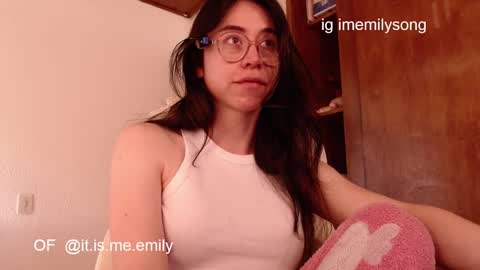 Snapshot of emily_pearl_ chatting on February 11, 3:50 pm emily_pearl_ online show from February 11, 3:50 pm