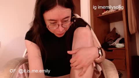 Snapshot of emily_pearl_ chatting on February 18, 10:28 pm emily_pearl_ online show from February 18, 10:28 pm