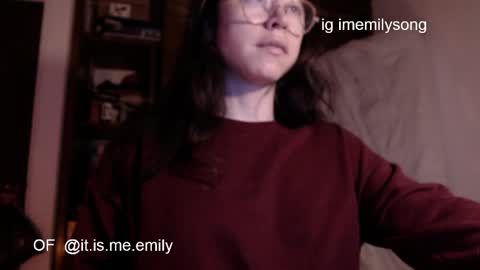 Snapshot of emily_pearl_ chatting on May 25, 9:15 am emily_pearl_ online show from May 25, 9:15 am