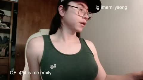 Snapshot of emily_pearl_ chatting on June 12, 9:46 pm emily_pearl_ online show from June 12, 9:46 pm