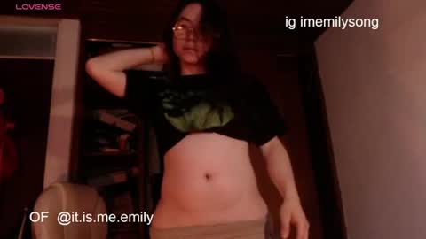 Snapshot of emily_pearl_ chatting on June 19, 10:24 pm emily_pearl_ online show from June 19, 10:24 pm