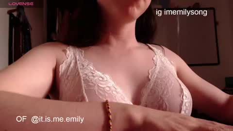 Snapshot of emily_pearl_ chatting on July 8, 10:47 pm emily_pearl_ online show from July 8, 10:47 pm