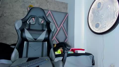 Snapshot of emily_queen03 chatting on February 19, 11:39 am Emily online show from February 19, 11:39 am