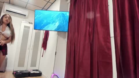 Snapshot of emily_ravee chatting on June 24, 11:04 pm Emily online show from June 24, 11:04 pm