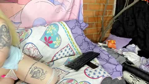 Snapshot of emily_salvatore chatting on June 6, 1:54 am emily_salvatore online show from June 6, 1:54 am