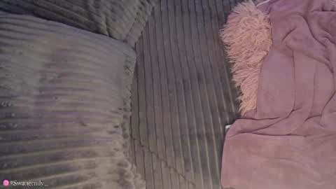 Snapshot of emily_swan_04 chatting on December 2, 5:59 pm Emily  Swan online show from December 2, 5:59 pm