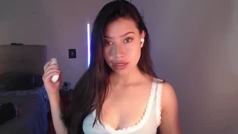 Snapshot of emily_swan_04 chatting on January 15, 3:50 pm Emily  Swan online show from January 15, 3:50 pm