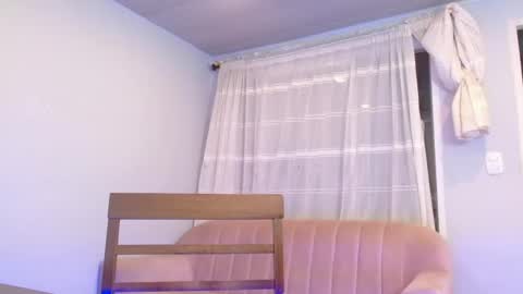 Snapshot of emily_tonson chatting on February 20, 11:54 pm Emily online show from February 20, 11:54 pm