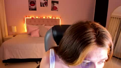 Snapshot of emily_warren__ chatting on April 22, 9:05 pm emily_warren__ online show from April 22, 9:05 pm