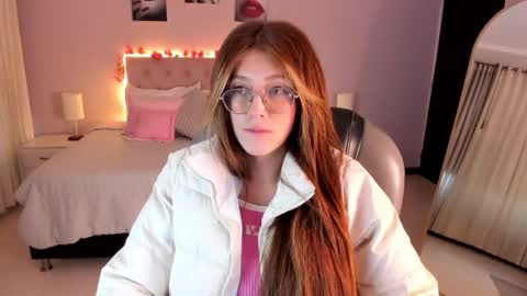 Snapshot of emily_warren__ chatting on April 29, 8:04 pm emily_warren__ online show from April 29, 8:04 pm