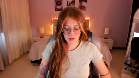 Snapshot of emily_warren__ chatting on April 30, 8:37 pm emily_warren__ online show from April 30, 8:37 pm