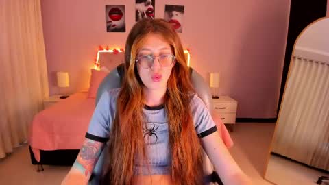 Snapshot of emily_warren__ chatting on June 2, 7:49 pm emily_warren__ online show from June 2, 7:49 pm