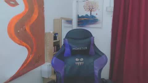 emily_xo143 online show from April 13, 12:32 pm