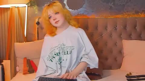 Snapshot of emilyangels chatting on April 27, 6:00 am Baby Emelli online show from April 27, 6:00 am