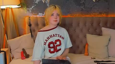 Snapshot of emilyangels chatting on April 30, 6:53 am Baby Emelli online show from April 30, 6:53 am
