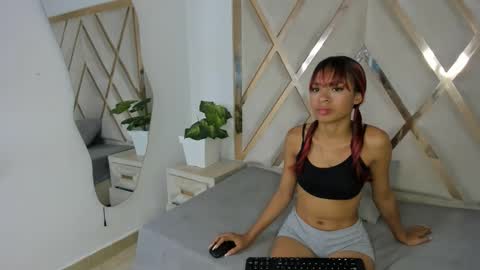 emilyasm online show from November 25, 10:10 pm